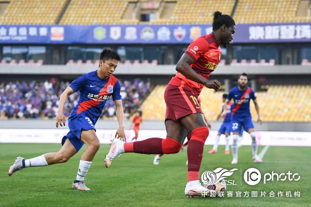 مباراة أرسنال وسبورتينجمواجهة مثيرة في الدوري الأوروبي